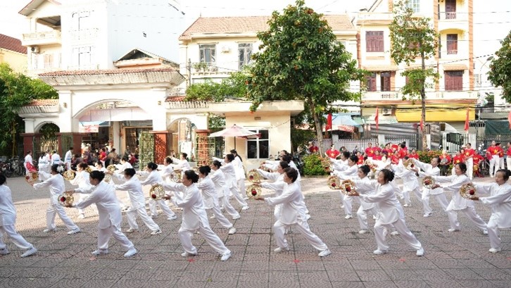 Hội Sức khoẻ ngoài trời người trung cao tuổi xã Dương Hòa sôi nổi giao lưu văn nghệ - dưỡng sinh chào mừng kỷ niệm 136 năm Ngày sinh nhật Bác- Ảnh 6.