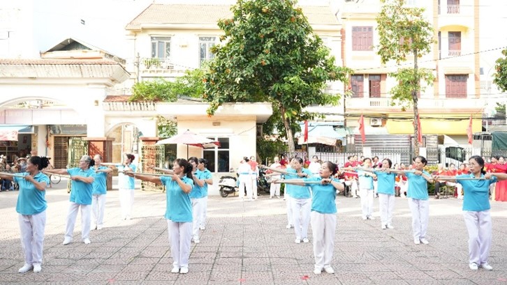 Hội Sức khoẻ ngoài trời người trung cao tuổi xã Dương Hòa sôi nổi giao lưu văn nghệ - dưỡng sinh chào mừng kỷ niệm 136 năm Ngày sinh nhật Bác- Ảnh 7.