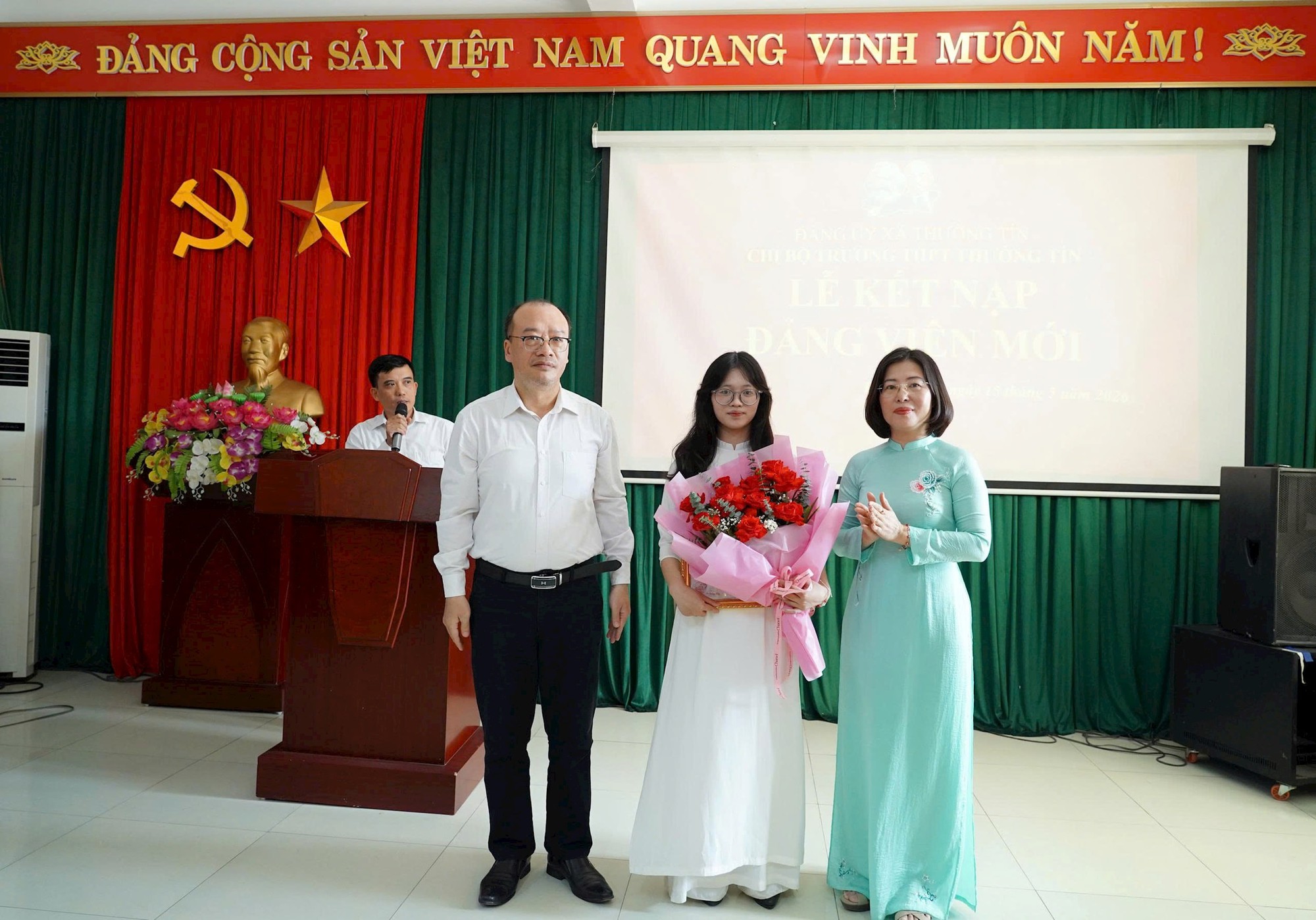 Xã Thường Tín tổ chức kết nạp Đảng quần chúng ưu tú là học sinh THPT- Ảnh 1.