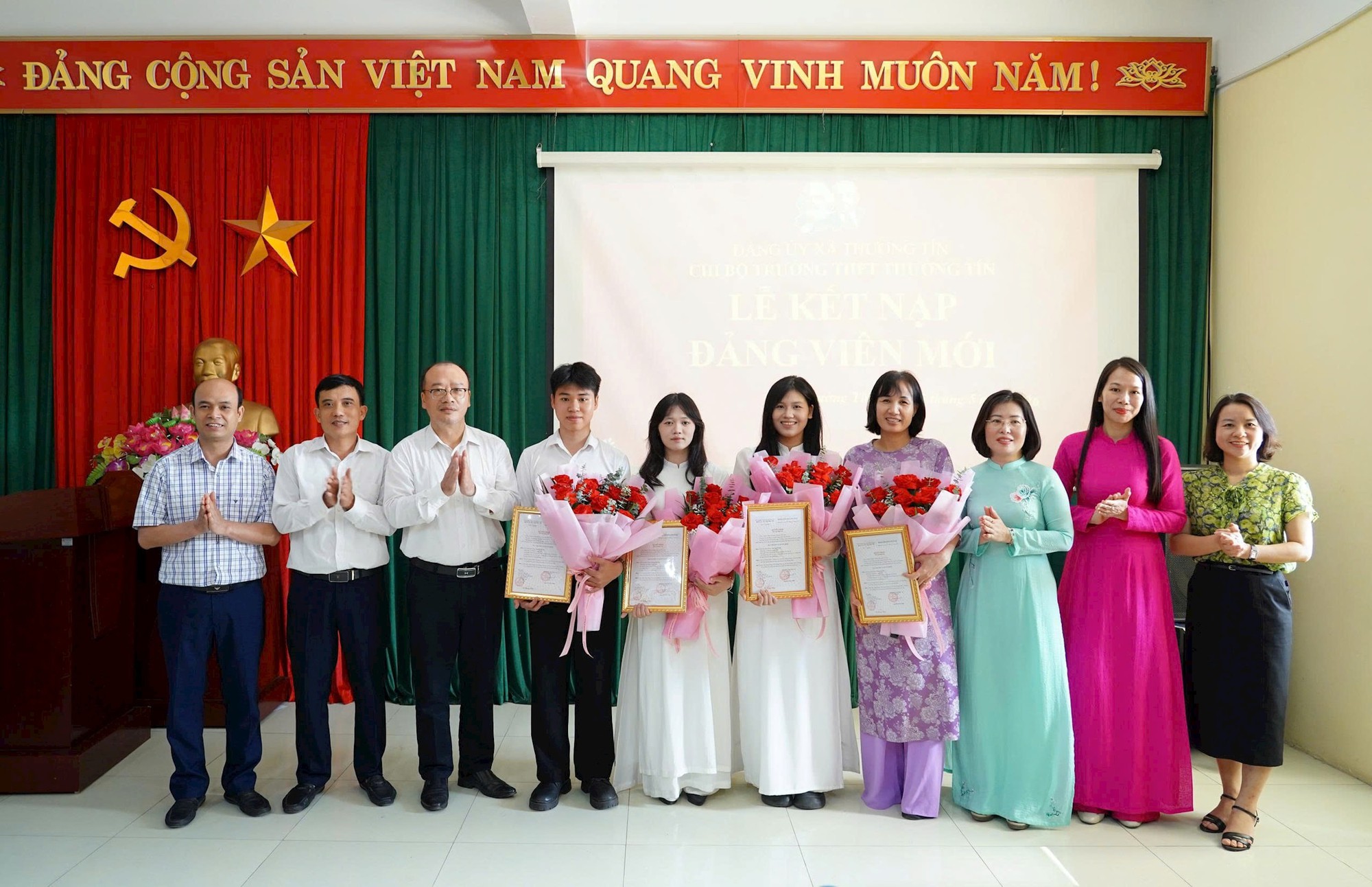 Xã Thường Tín tổ chức kết nạp Đảng quần chúng ưu tú là học sinh THPT- Ảnh 2.