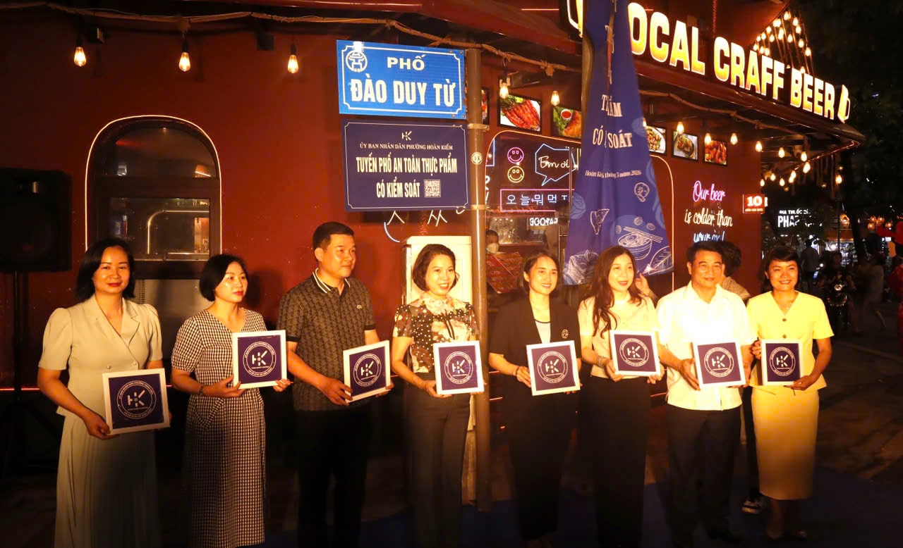 “Tuyến phố an toàn thực phẩm có kiểm soát” ở Hoàn Kiếm: Lời giải cho bài toán kinh doanh bền vững- Ảnh 1.