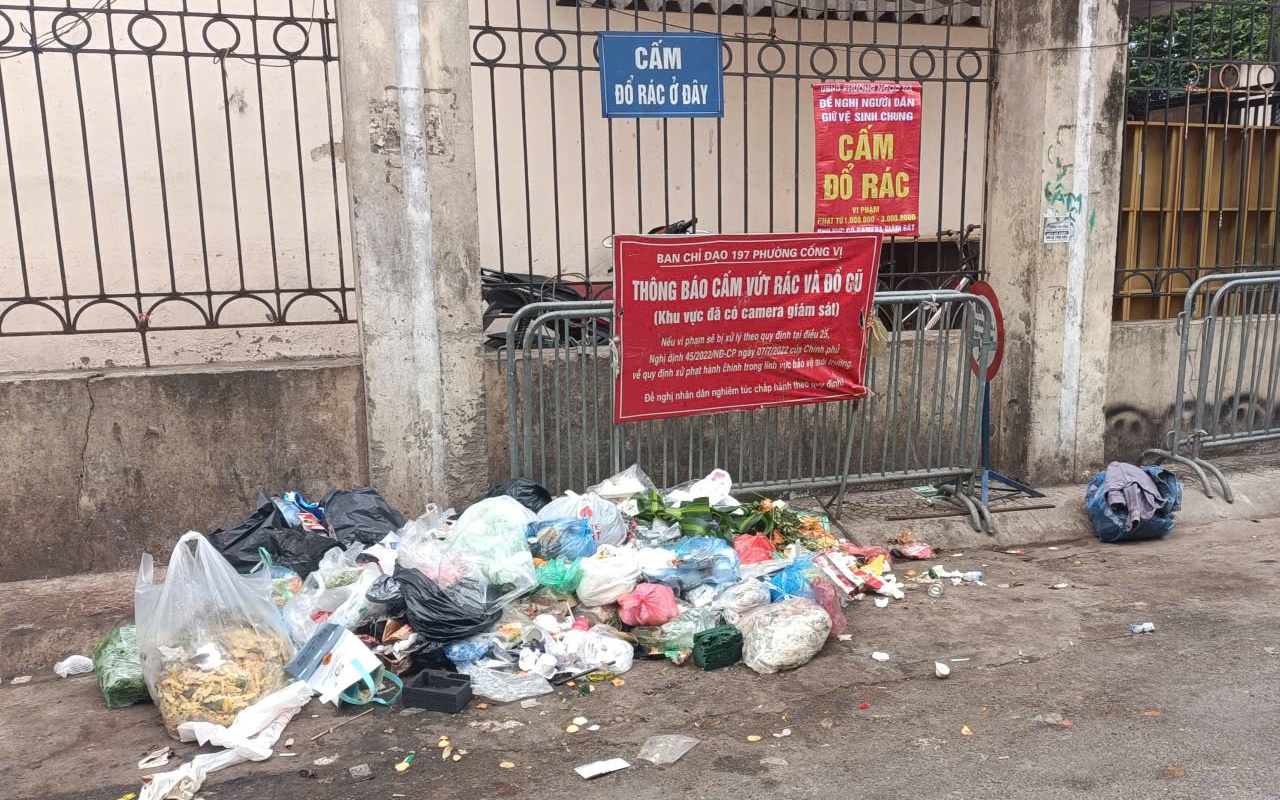 Tái diễn đổ rác bừa bãi tại ngõ 35 Kim Mã Thượng: Phường Ngọc Hà sẽ xử lý nghiêm vi phạm