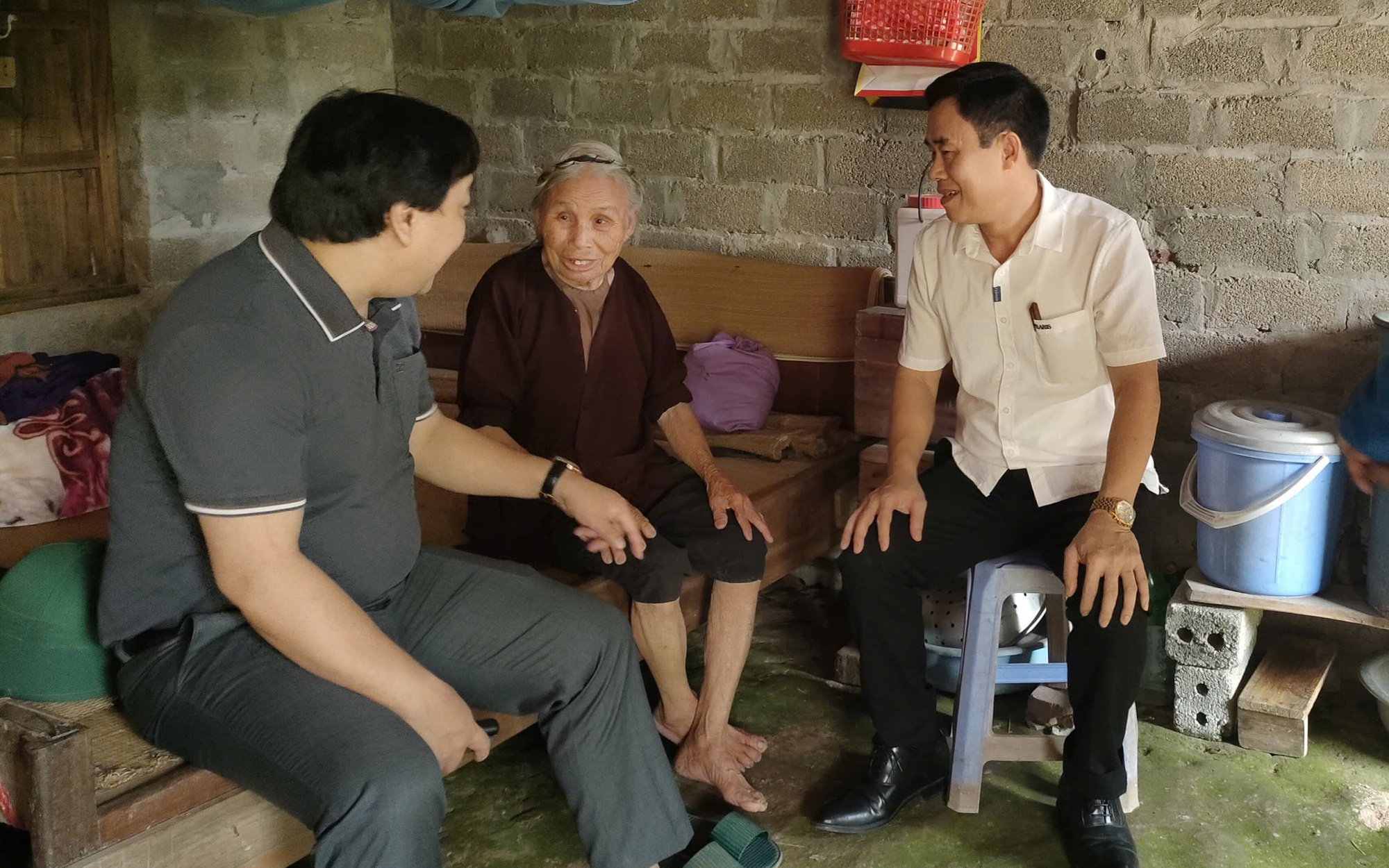 Lãnh đạo xã Bất Bạt trực tiếp khảo sát, chung tay tháo gỡ khó khăn về nhà ở cho các hộ dân trên địa bàn