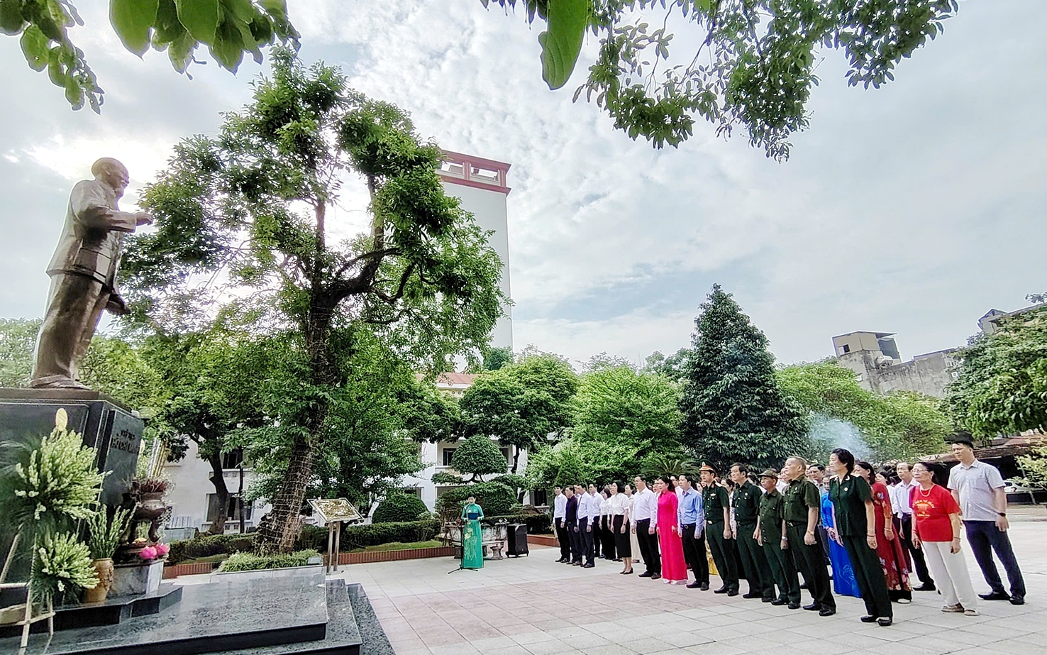 Phường Thanh Xuân thành kính dâng hương, báo công trước Tượng đài Chủ tịch Hồ Chí Minh