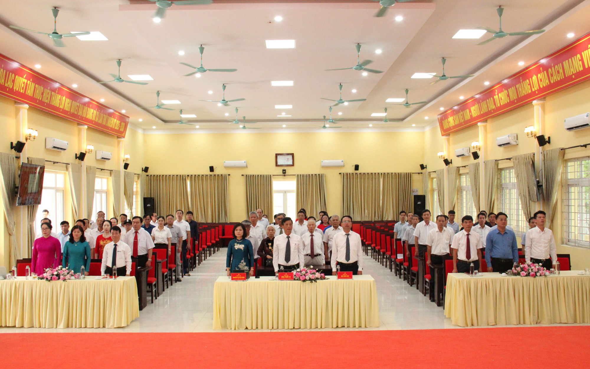 Đảng bộ xã Hòa Lạc trang trọng trao tặng Huy hiệu Đảng đợt 19/5/2026