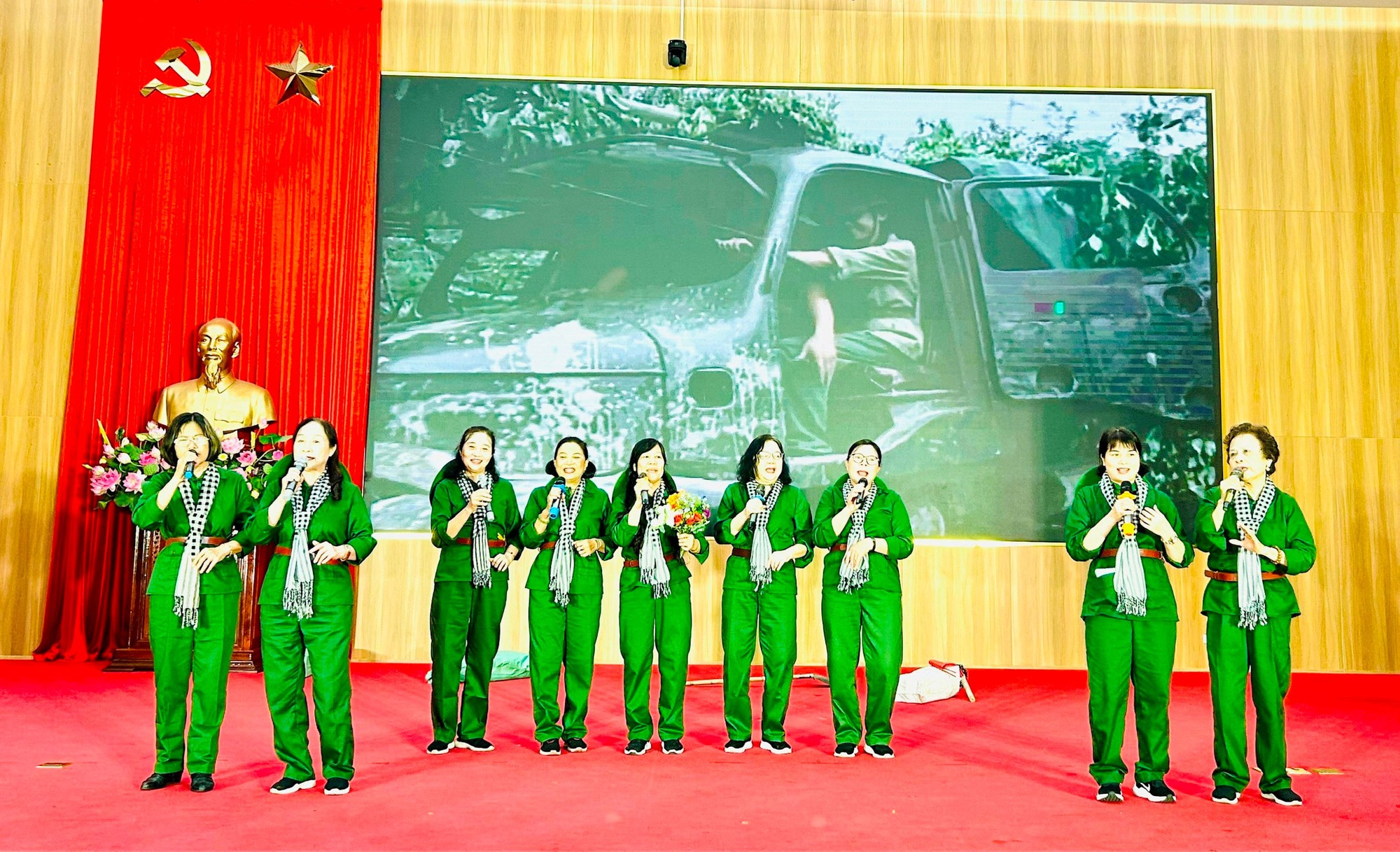 Phụ nữ Hoàng Mai "dâng Người khúc hát tháng 5"- Ảnh 3.
