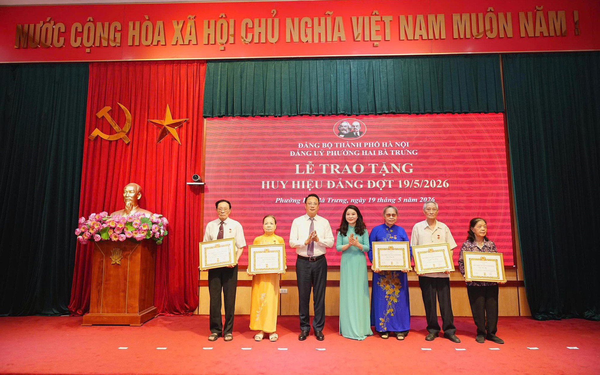 Phường Hai Bà Trưng long trọng tổ chức lễ trao tặng huy hiệu Đảng đợt 19/5/2026