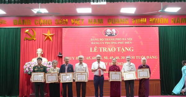 Phú Diễn trao tặng Huy hiệu Đảng cho 95 đảng viên đợt 19-5