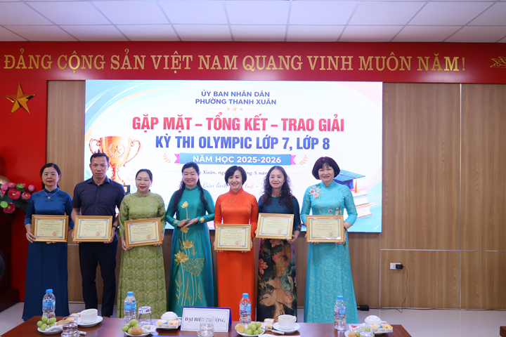 Phường Thanh Xuân trao giải Kỳ thi Olympic lớp 7, lớp 8
cấp Trung học cơ sở năm học 2025 - 2026- Ảnh 2.
