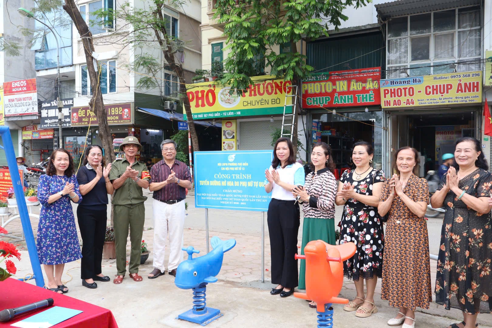 Phường Phú Diễn gắn biển công trình “Tuyến đường hoa do phụ nữ tự quản”- Ảnh 1.