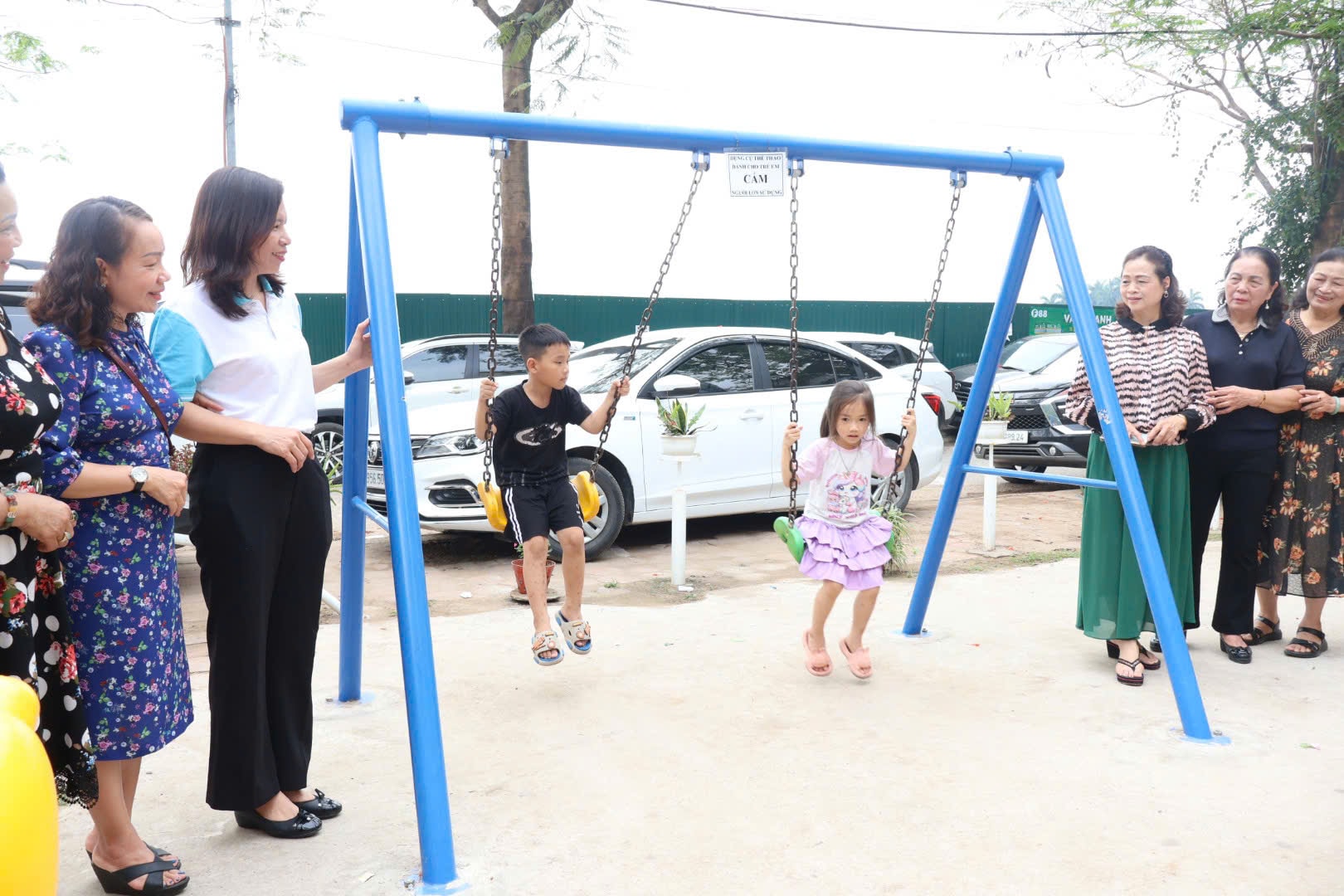 Phường Phú Diễn gắn biển công trình “Tuyến đường hoa do phụ nữ tự quản”- Ảnh 2.
