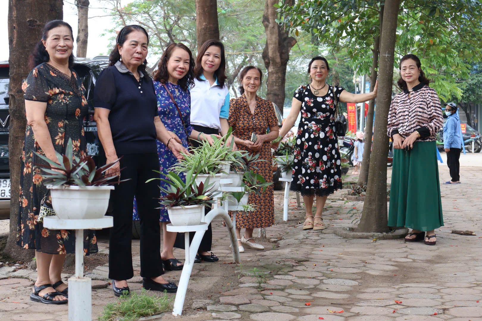 Phường Phú Diễn gắn biển công trình “Tuyến đường hoa do phụ nữ tự quản”- Ảnh 5.