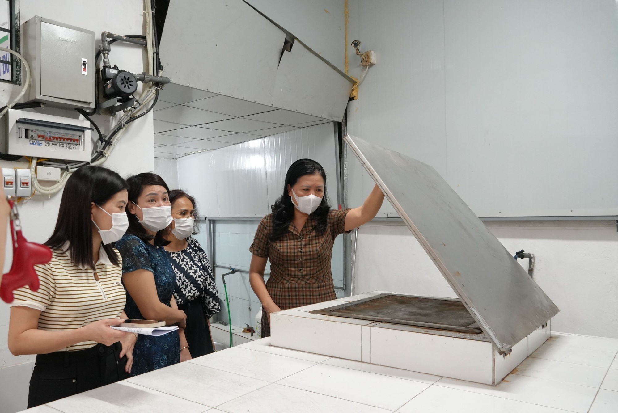 Giám sát công tác an toàn thực phẩm tại các trường học ở phường Phú Diễn- Ảnh 2.