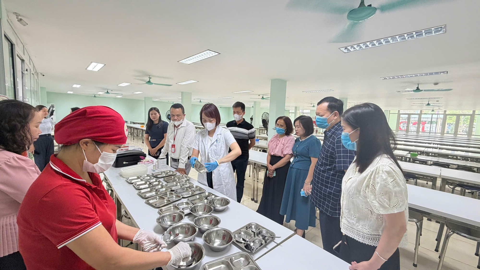 Giám sát công tác an toàn thực phẩm tại các trường học ở phường Phú Diễn- Ảnh 3.