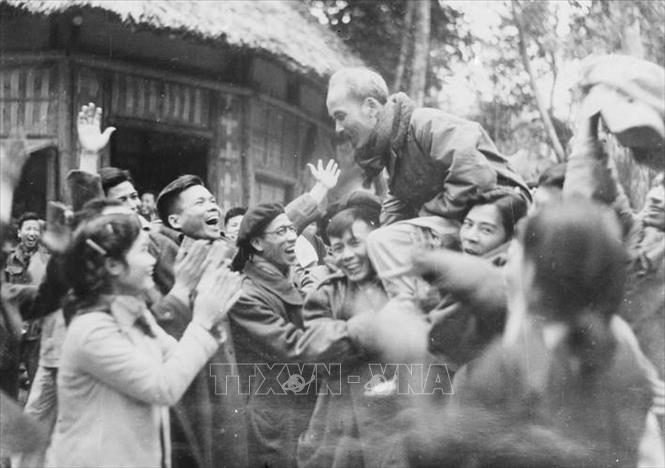 Ánh sáng Hồ Chí Minh soi đường cho chúng ta đi- Ảnh 2.