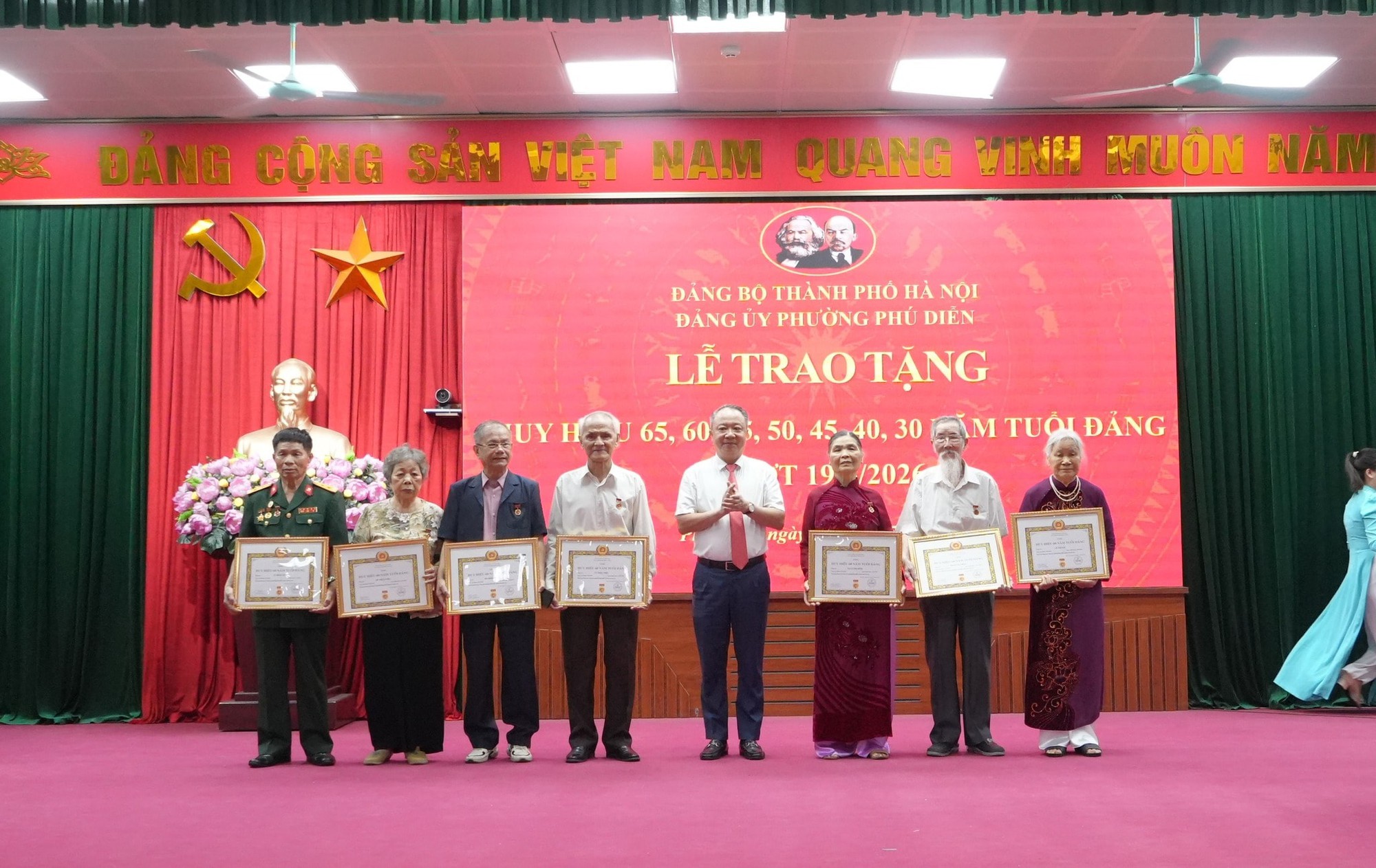 Phú Diễn trao tặng Huy hiệu Đảng cho 95 đảng viên đợt 19-5- Ảnh 1.