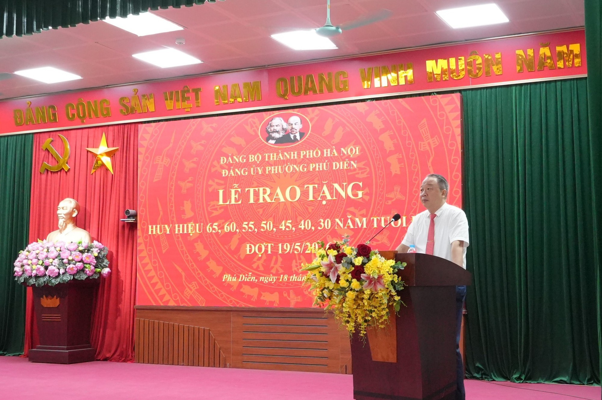 Phú Diễn trao tặng Huy hiệu Đảng cho 95 đảng viên đợt 19-5- Ảnh 3.