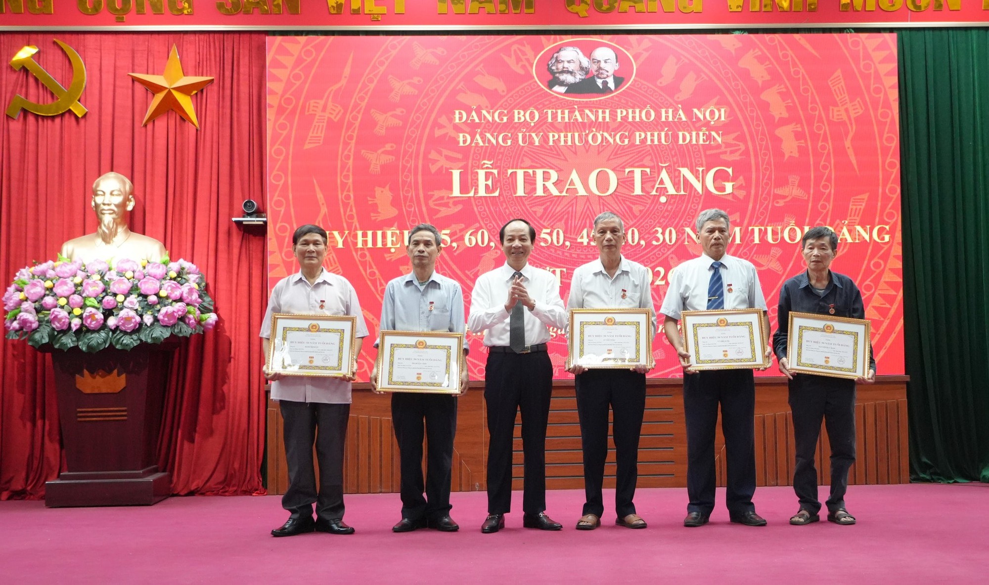 Phú Diễn trao tặng Huy hiệu Đảng cho 95 đảng viên đợt 19-5- Ảnh 4.