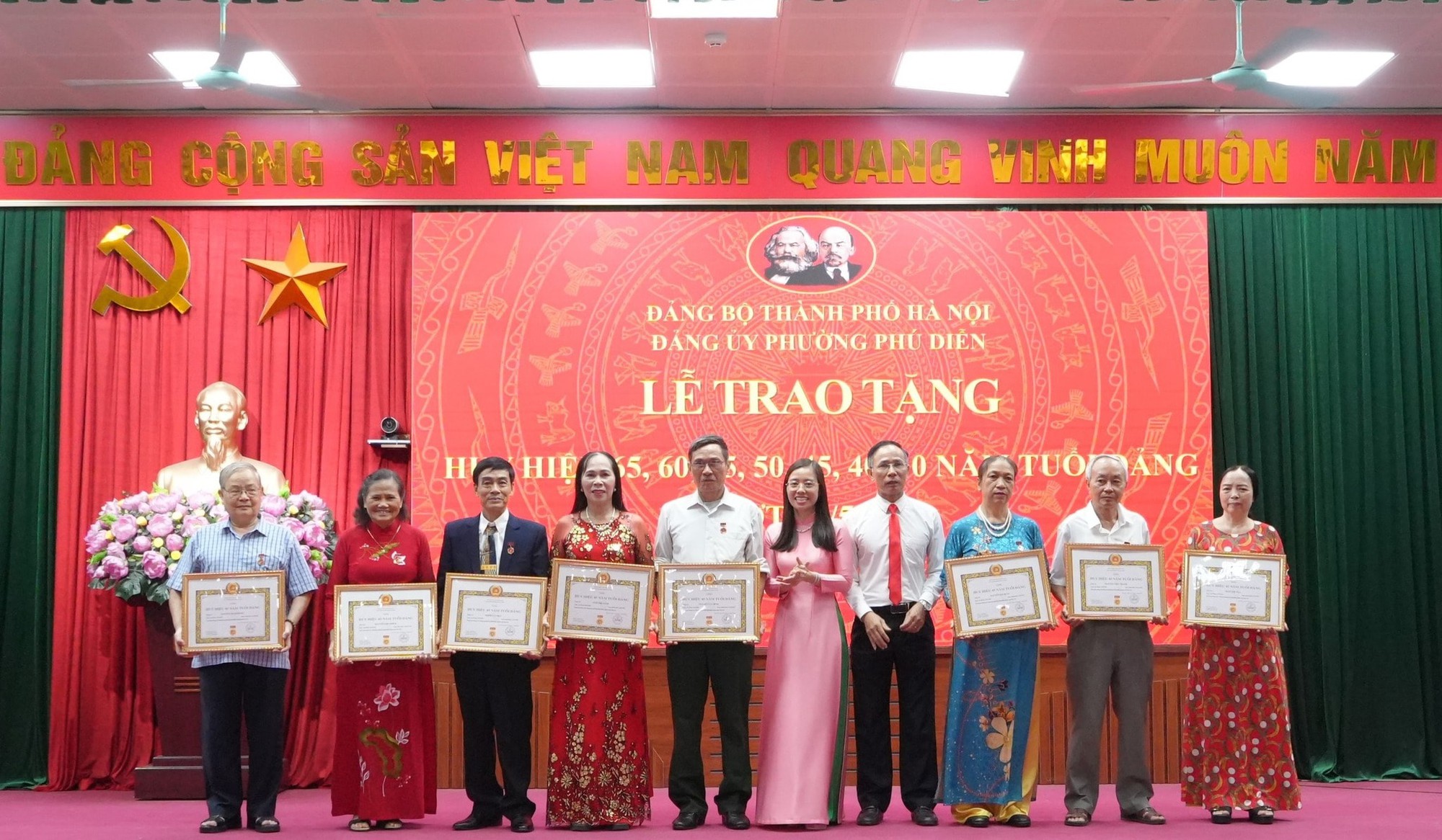 Phú Diễn trao tặng Huy hiệu Đảng cho 95 đảng viên đợt 19-5- Ảnh 5.