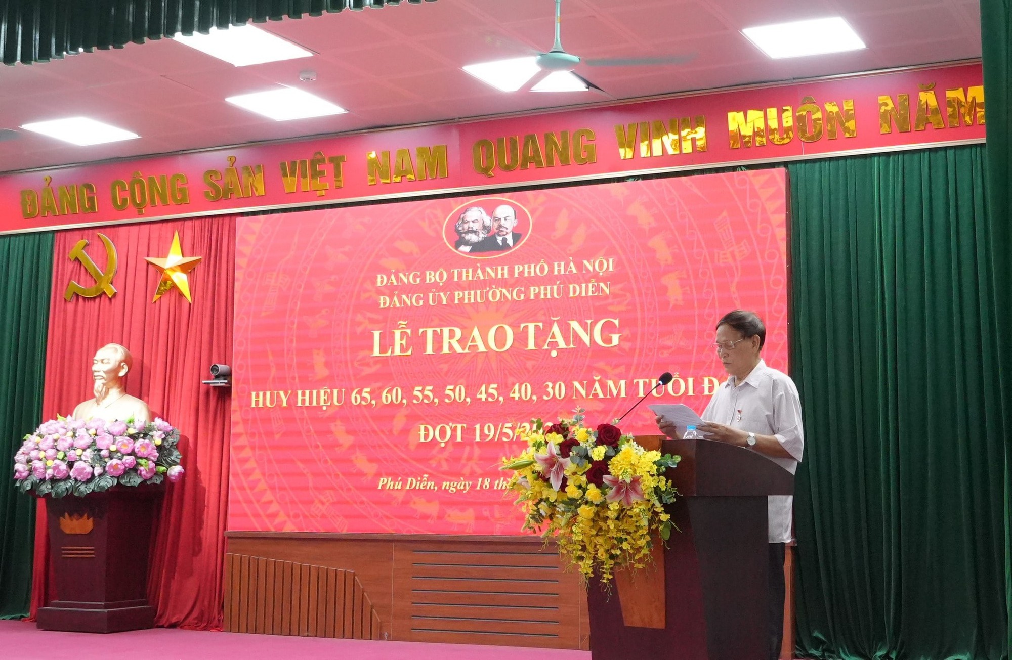 Phú Diễn trao tặng Huy hiệu Đảng cho 95 đảng viên đợt 19-5- Ảnh 2.