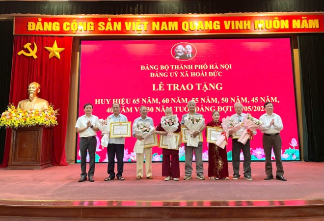 Đảng ủy xã Hoài Đức trao tặng huy hiệu Đảng cho 40 đảng viên đợt 19/5/2026- Ảnh 3.