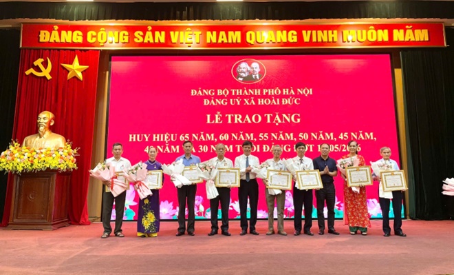Đảng ủy xã Hoài Đức trao tặng huy hiệu Đảng cho 40 đảng viên đợt 19/5/2026- Ảnh 4.