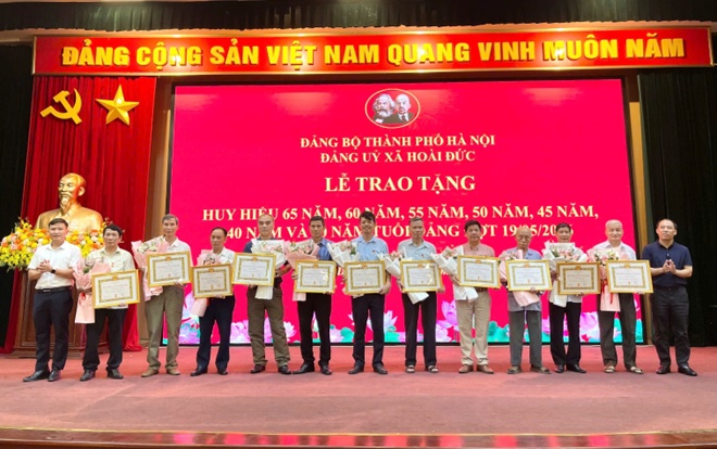 Đảng ủy xã Hoài Đức trao tặng huy hiệu Đảng cho 40 đảng viên đợt 19/5/2026- Ảnh 5.