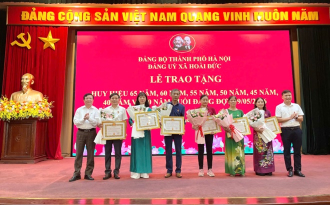 Đảng ủy xã Hoài Đức trao tặng huy hiệu Đảng cho 40 đảng viên đợt 19/5/2026- Ảnh 6.