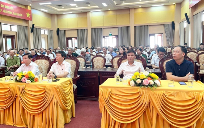 Đảng ủy xã Hoài Đức trao tặng huy hiệu Đảng cho 40 đảng viên đợt 19/5/2026- Ảnh 8.
