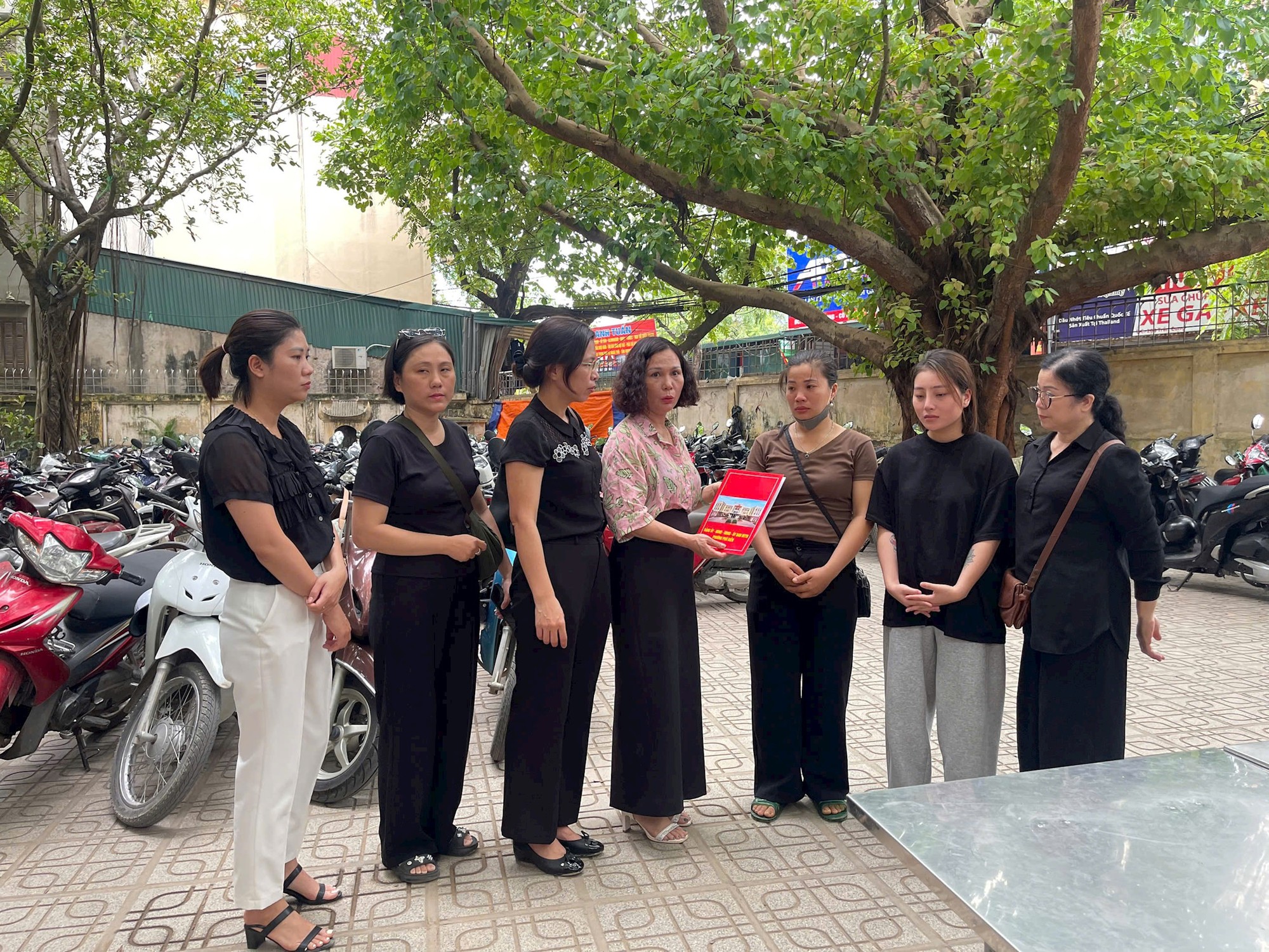 Hội Liên hiệp phụ nữ phường Phú Diễn chia sẻ, hỗ trợ gia đình bé gái bị bạo hành- Ảnh 1.