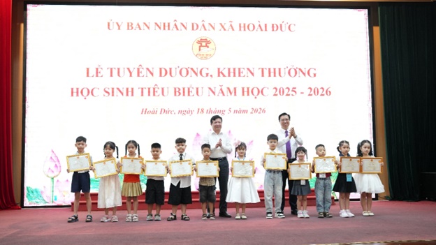 Hoài Đức trang trọng lễ tuyên dương, khen thưởng học sinh tiêu biểu năm học 2025 - 2026- Ảnh 10.