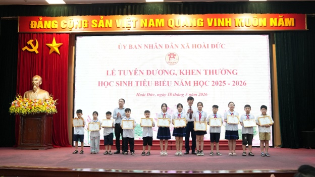 Hoài Đức trang trọng lễ tuyên dương, khen thưởng học sinh tiêu biểu năm học 2025 - 2026- Ảnh 11.