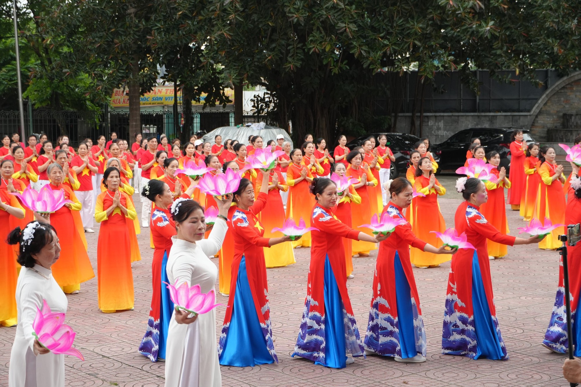 Tinh thần sống vui, sống khỏe của người cao tuổi phường Phú Diễn- Ảnh 1.