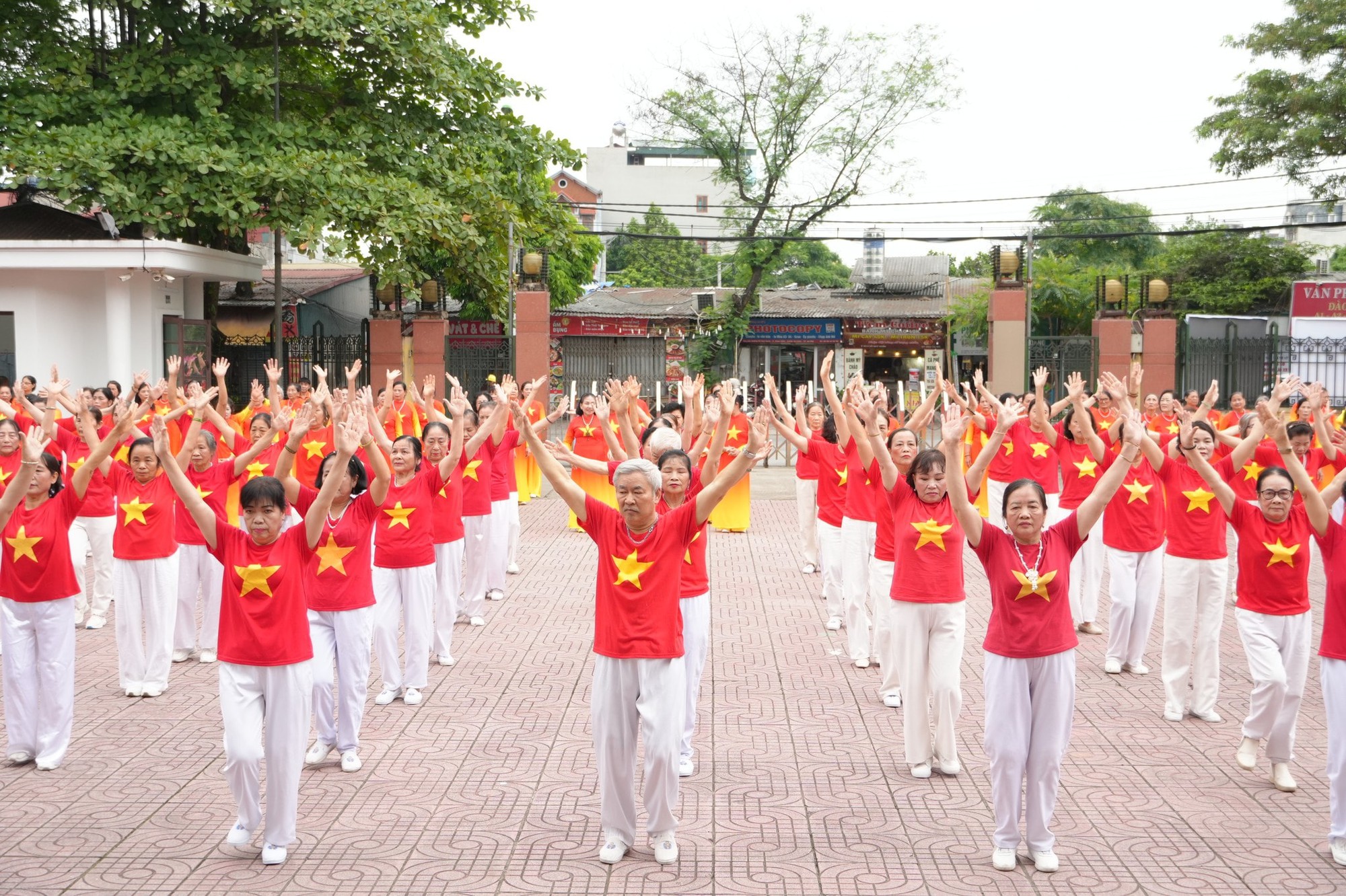 Tinh thần sống vui, sống khỏe của người cao tuổi phường Phú Diễn- Ảnh 4.