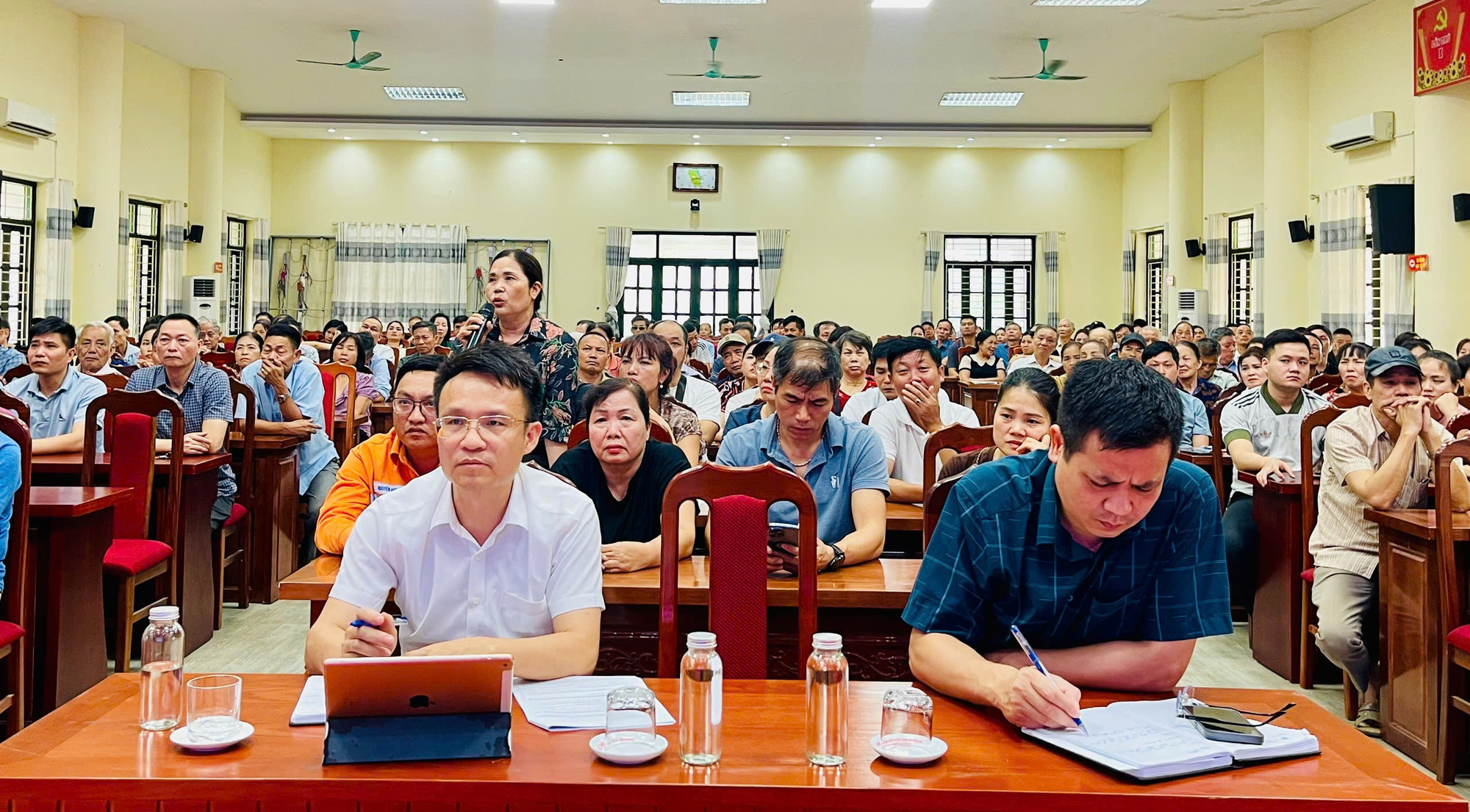 Họp phổ biến, tiếp nhận ý kiến nhân dân về các nội dung liên quan đến việc thu hồi đất bồi thường.- Ảnh 1.