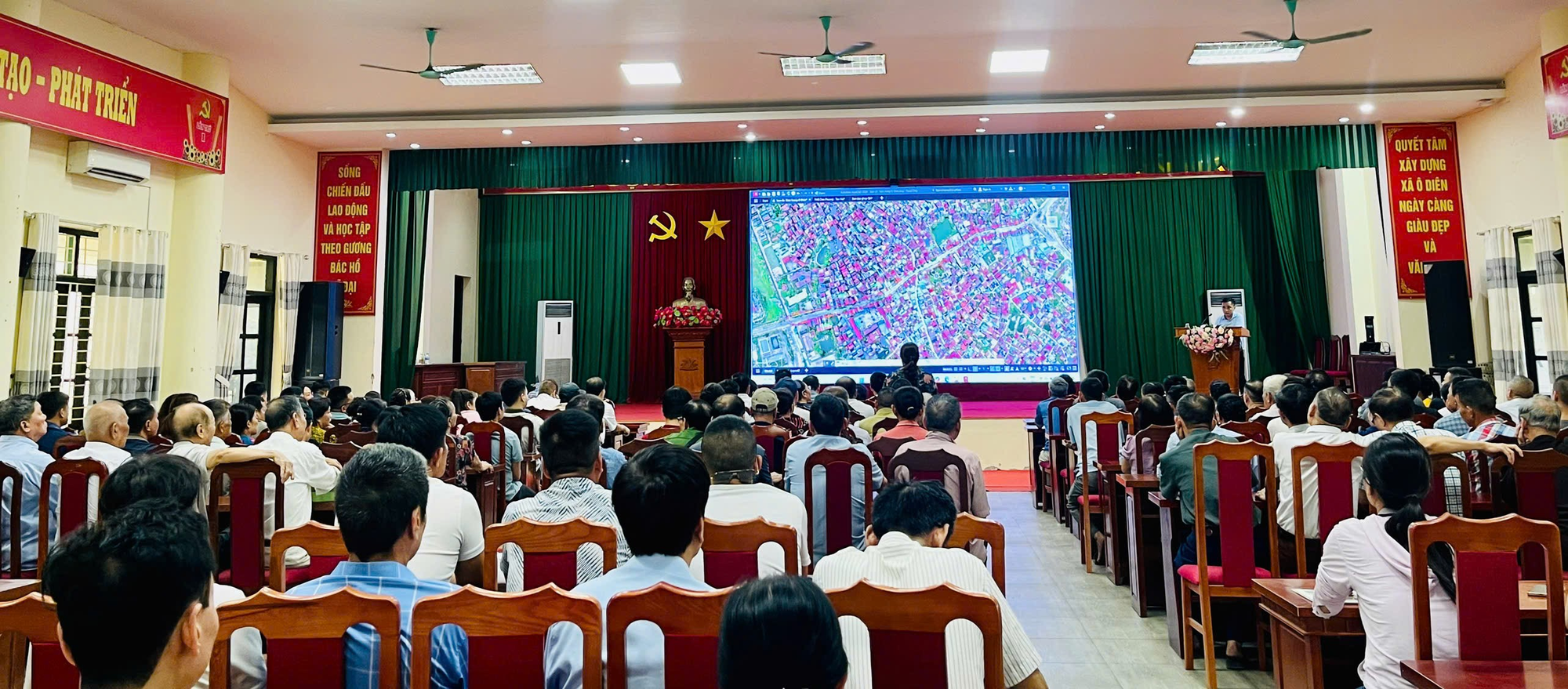 Họp phổ biến, tiếp nhận ý kiến nhân dân về các nội dung liên quan đến việc thu hồi đất bồi thường.- Ảnh 2.