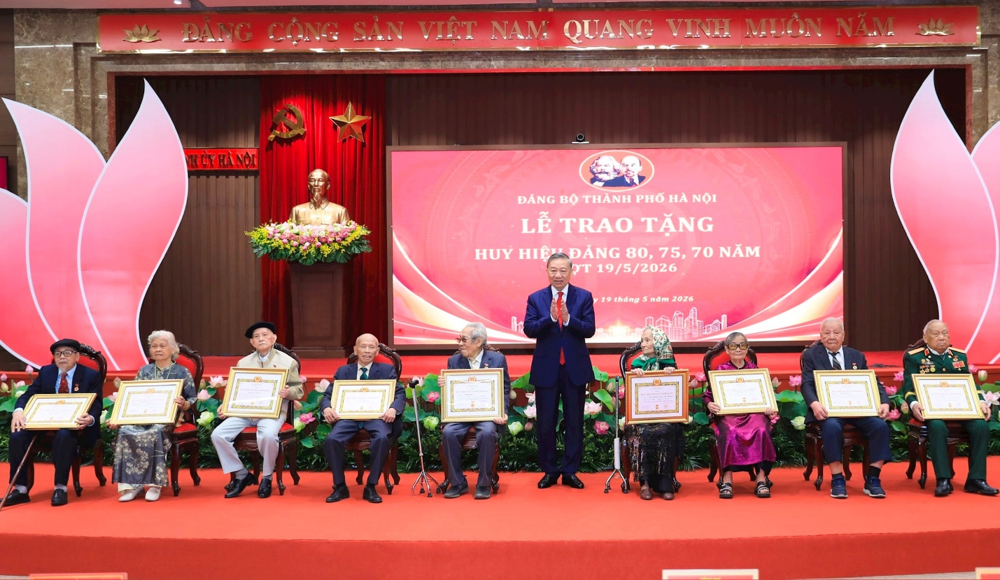 Phương Liệt vinh dự có đảng viên nhận Huy hiệu 80 năm tuổi Đảng tại Lễ trao tặng Huy hiệu Đảng của Thành ủy Hà Nội- Ảnh 1.