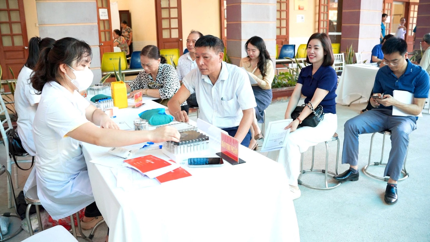 Hoài Đức: Tổ chức khám, tư vấn sức khỏe định kỳ cho cán bộ chủ chốt năm 2026- Ảnh 3.