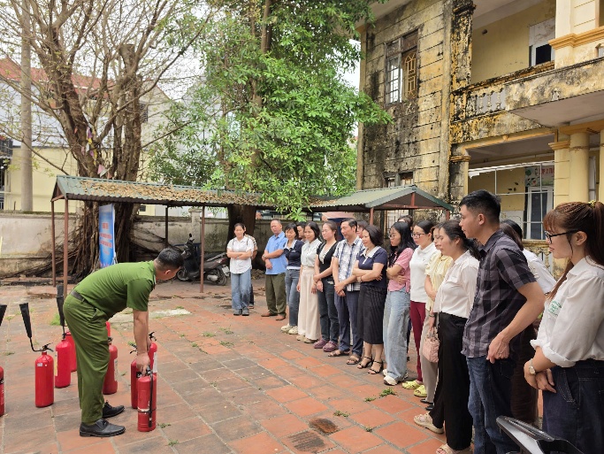TRẠM Y TẾ XÃ MÊ LINH TỔ CHỨC TẬP HUẤN CÔNG TÁC PHÒNG CHÁY, CHỮA CHÁY VÀ CỨU NẠN, CỨU HỘ (CNCH)- Ảnh 2.