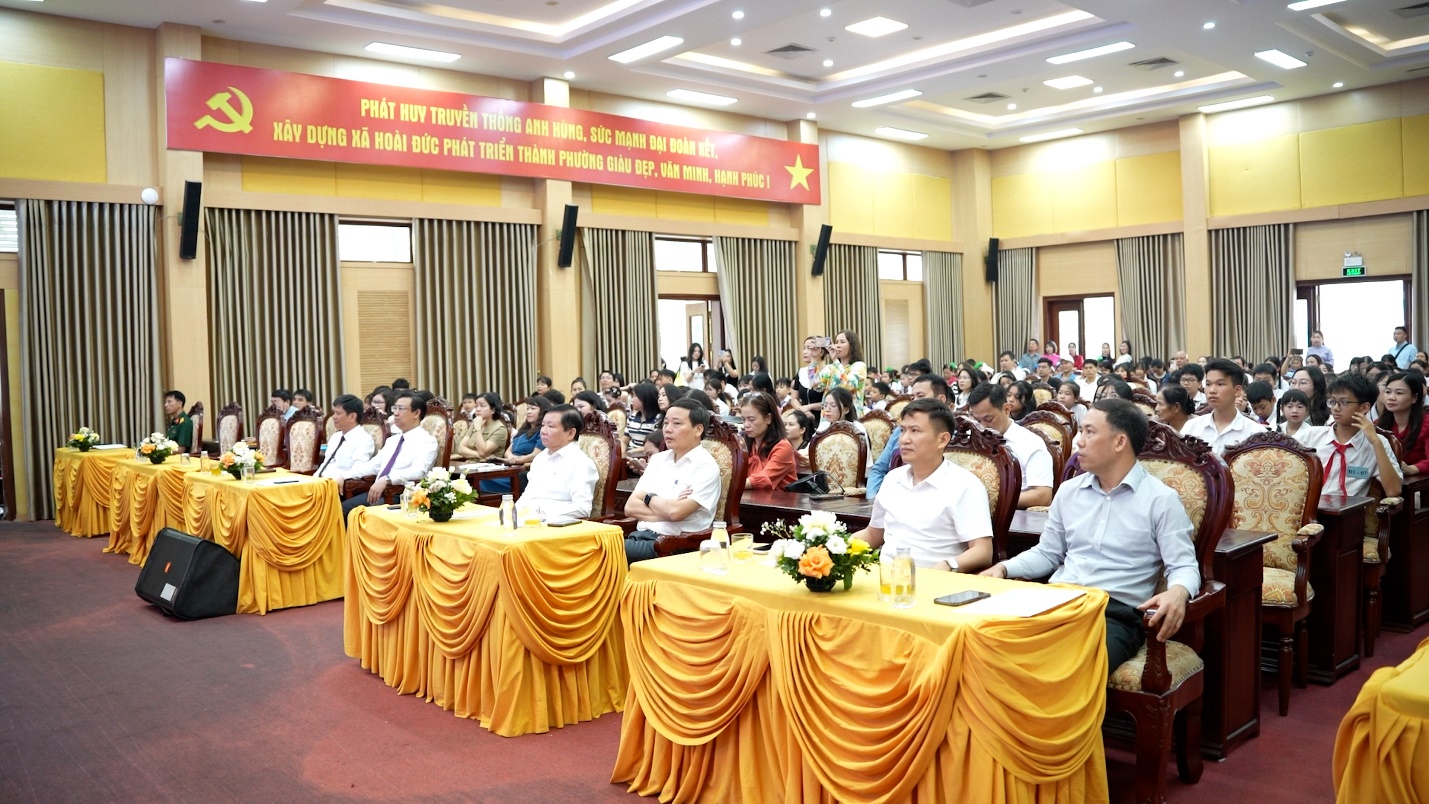 Hoài Đức trang trọng lễ tuyên dương, khen thưởng học sinh tiêu biểu năm học 2025 - 2026- Ảnh 1.