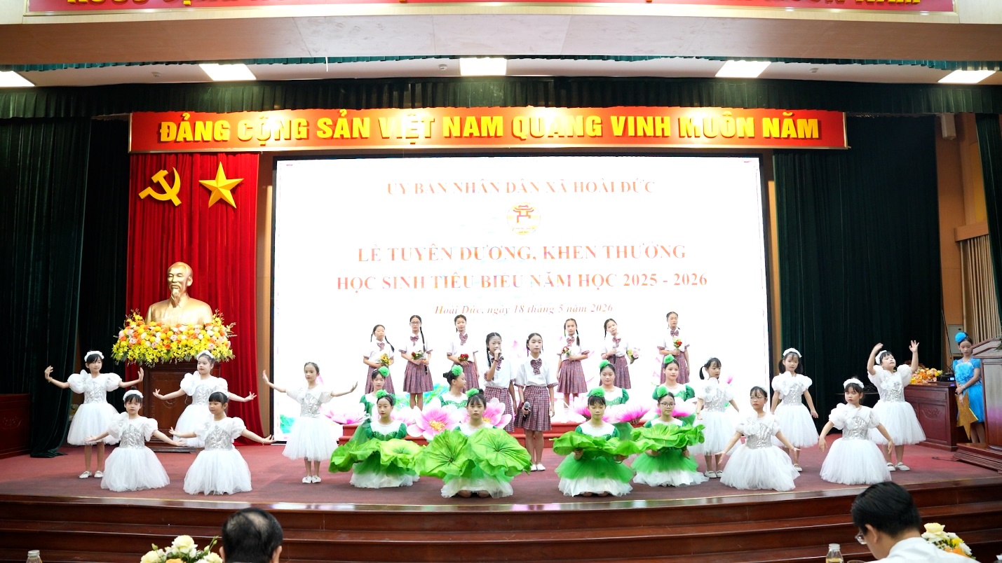 Hoài Đức trang trọng lễ tuyên dương, khen thưởng học sinh tiêu biểu năm học 2025 - 2026- Ảnh 2.