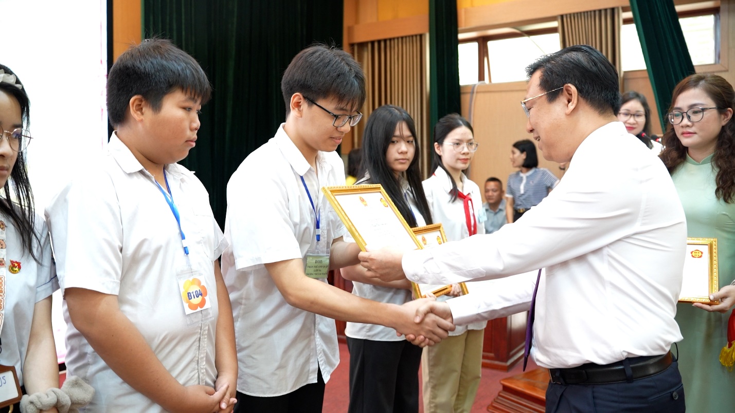 Hoài Đức trang trọng lễ tuyên dương, khen thưởng học sinh tiêu biểu năm học 2025 - 2026- Ảnh 9.
