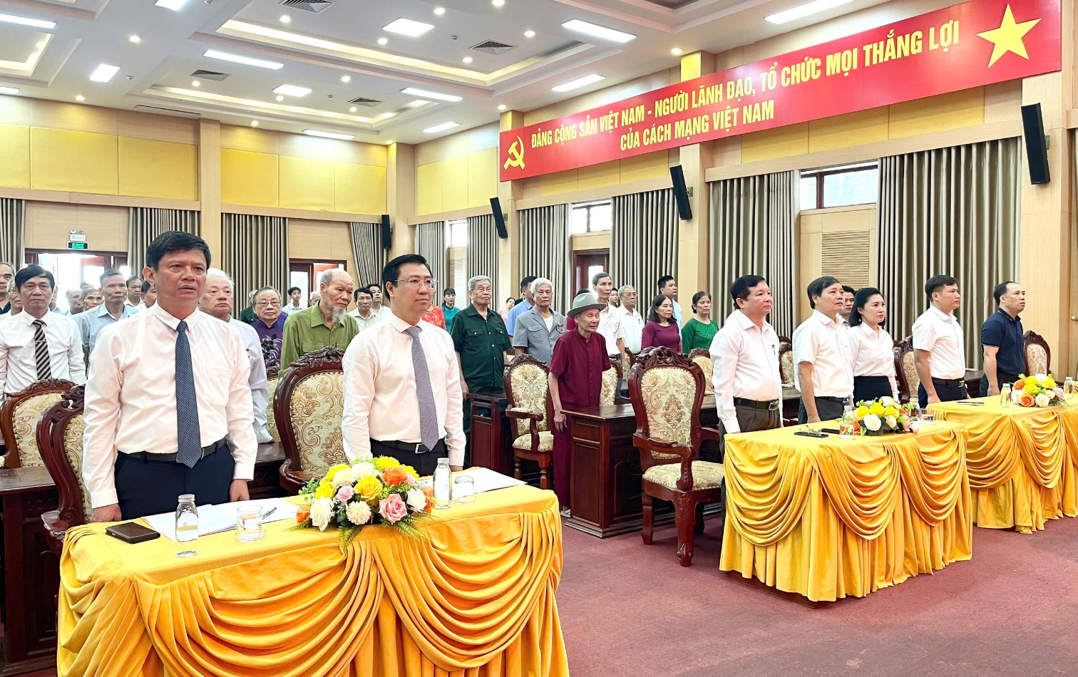Đảng ủy xã Hoài Đức trao tặng huy hiệu Đảng cho 40 đảng viên đợt 19/5/2026- Ảnh 1.