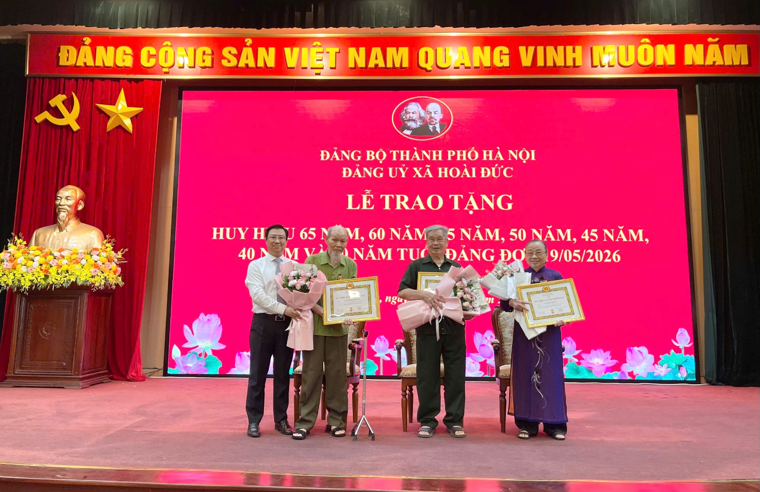 Đảng ủy xã Hoài Đức trao tặng huy hiệu Đảng cho 40 đảng viên đợt 19/5/2026- Ảnh 2.