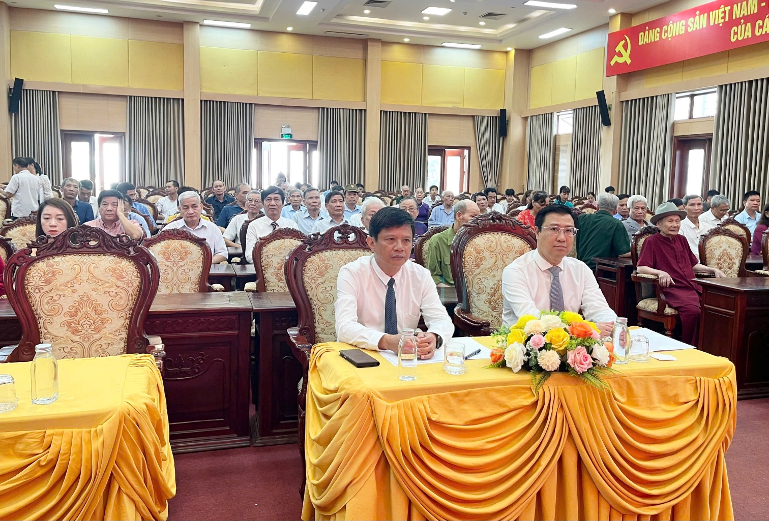 Đảng ủy xã Hoài Đức trao tặng huy hiệu Đảng cho 40 đảng viên đợt 19/5/2026- Ảnh 7.