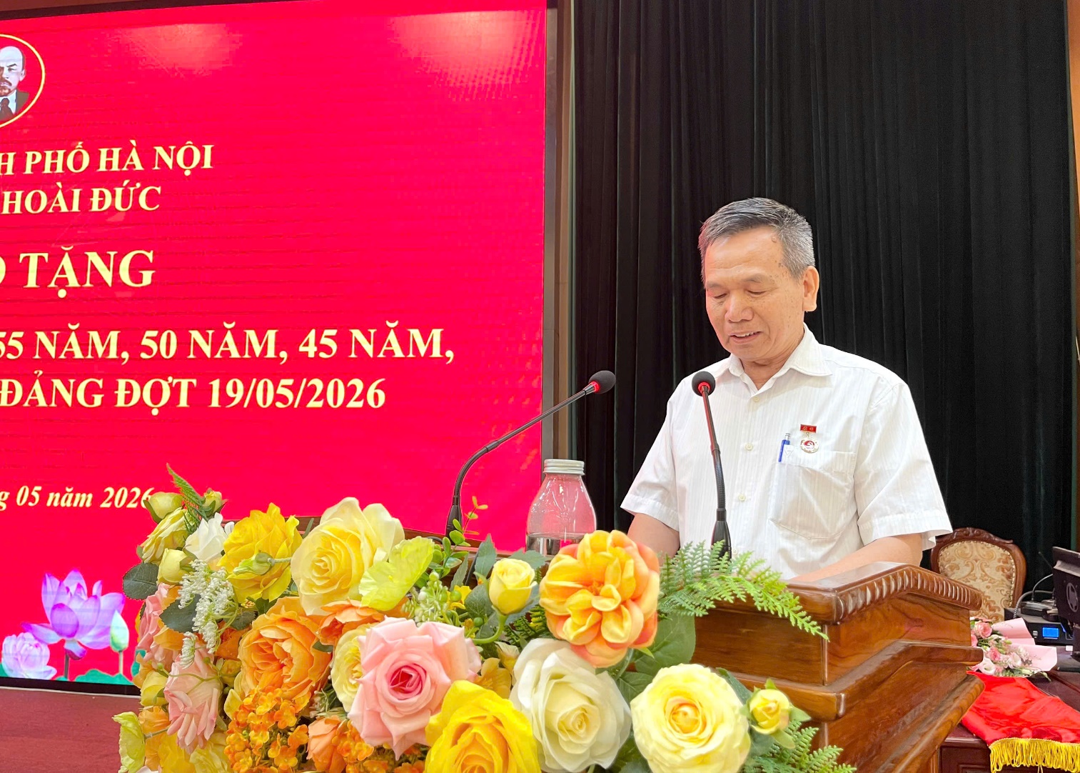Đảng ủy xã Hoài Đức trao tặng huy hiệu Đảng cho 40 đảng viên đợt 19/5/2026- Ảnh 9.