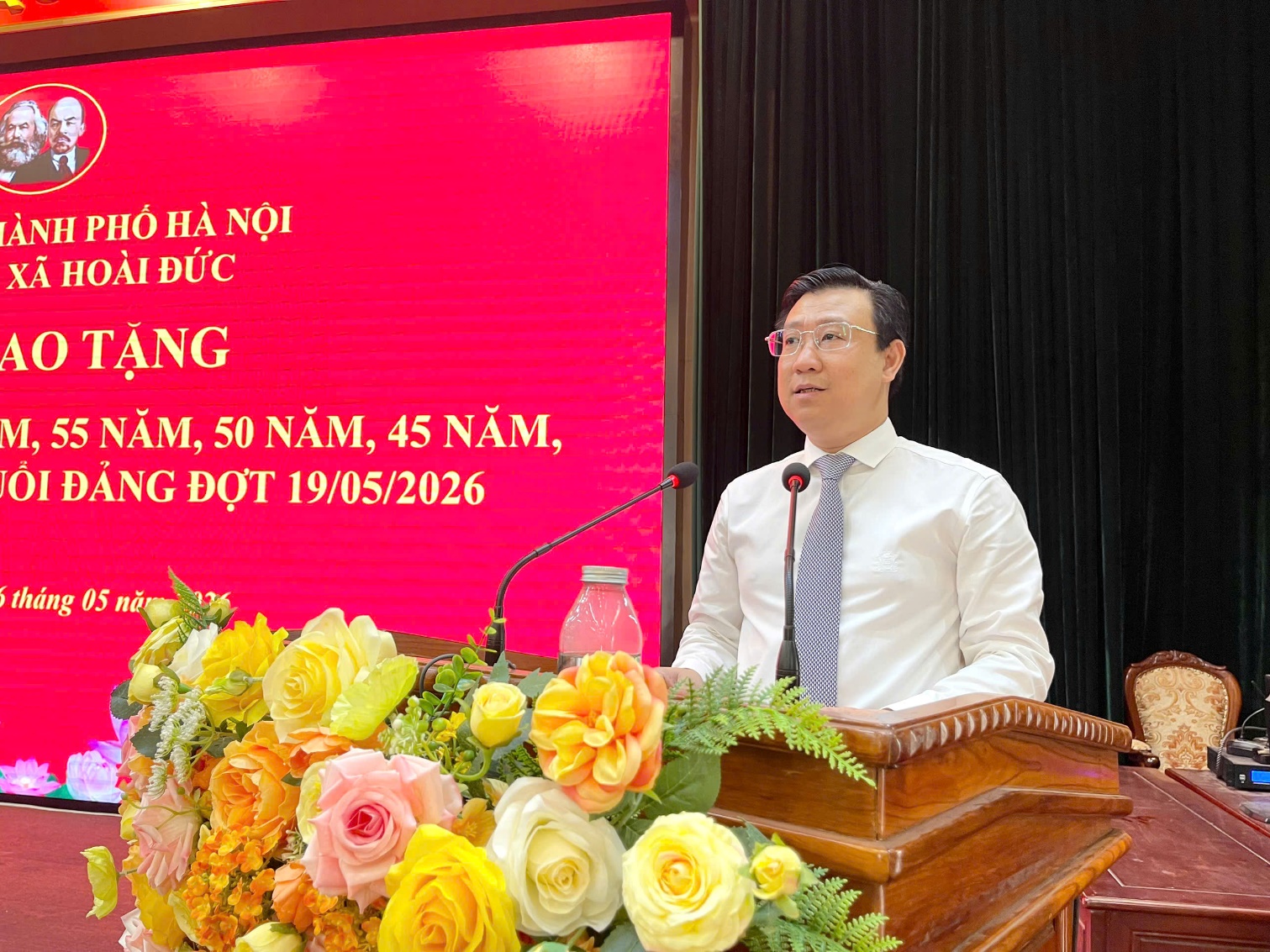Đảng ủy xã Hoài Đức trao tặng huy hiệu Đảng cho 40 đảng viên đợt 19/5/2026- Ảnh 10.