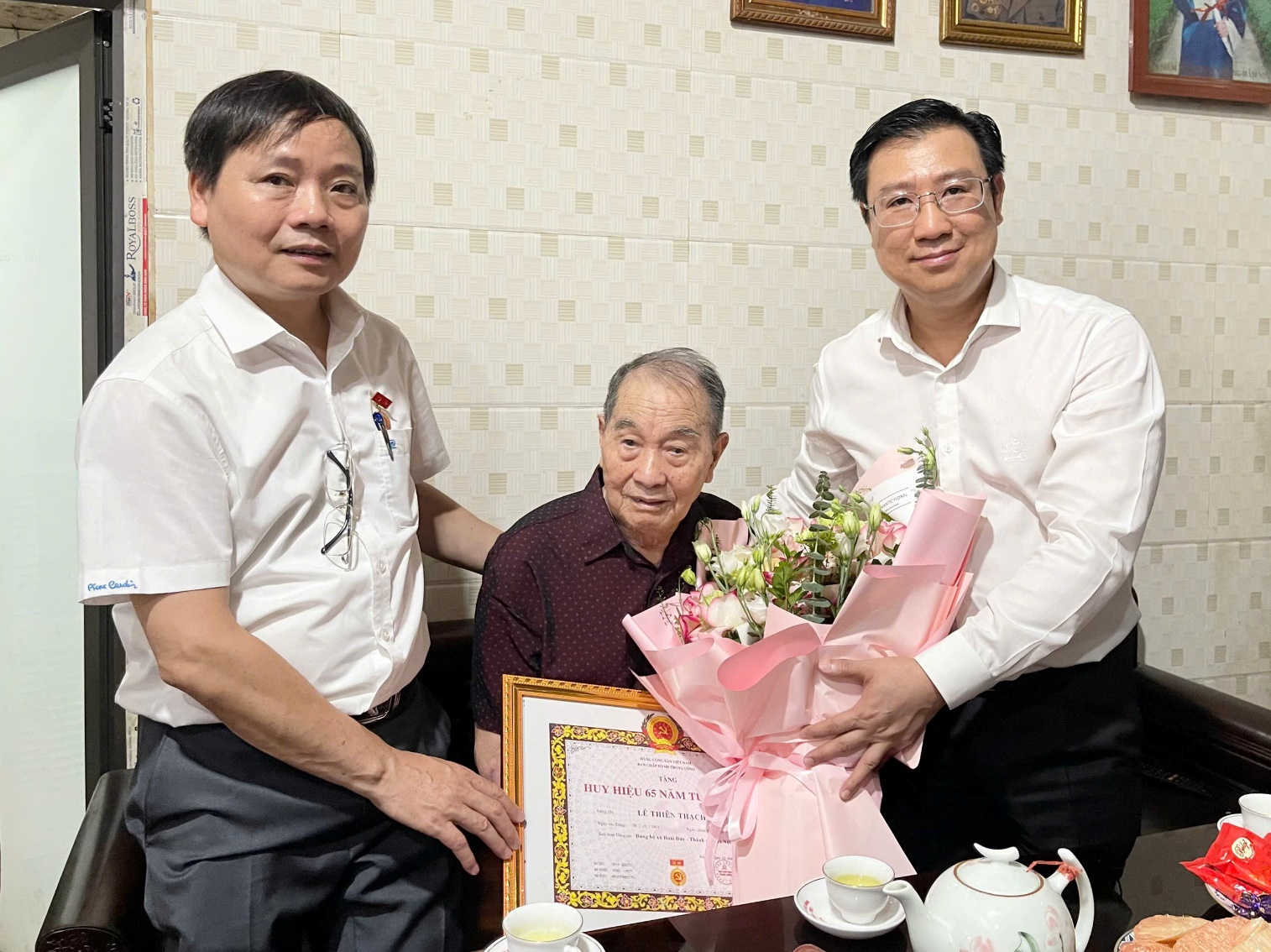 Đảng ủy xã Hoài Đức trao tặng huy hiệu Đảng cho 40 đảng viên đợt 19/5/2026- Ảnh 11.