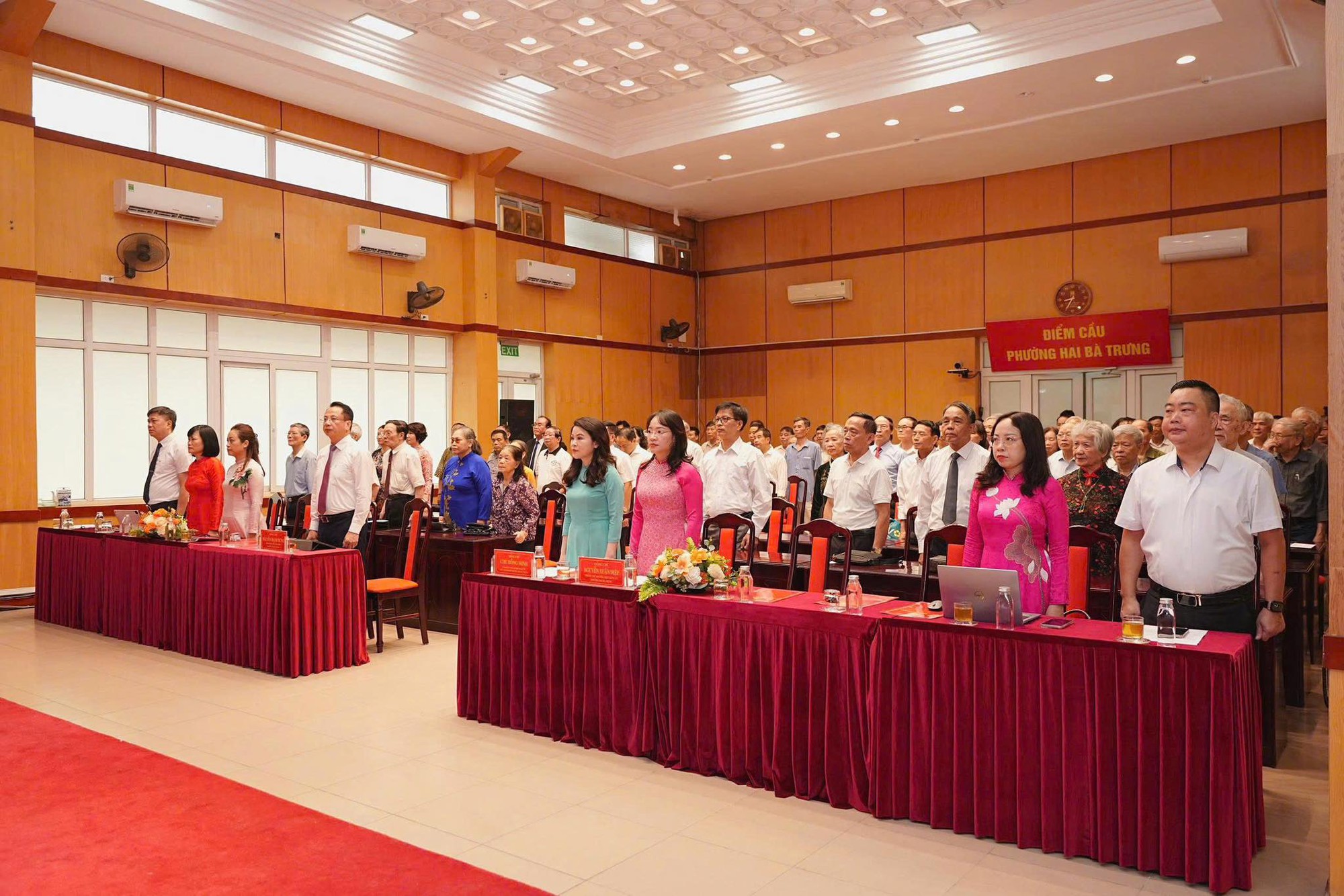 Có thể là hình ảnh về cái bục và văn bản cho biết 'ĐIỂMCÁU CAU ĐIỀN PHƯỜNGHAIBATRUNG TRUNG'