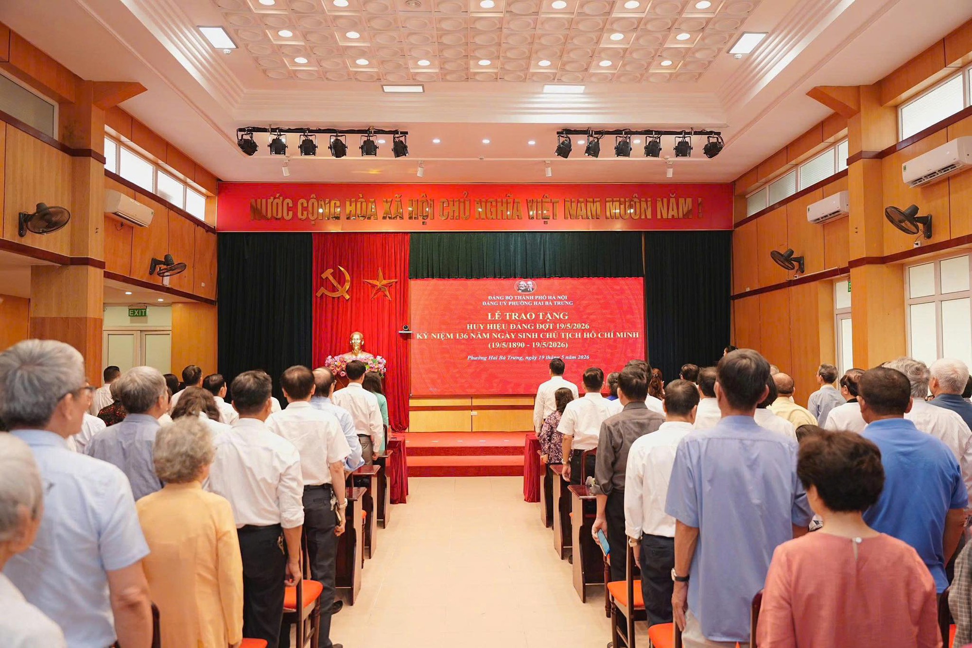 Có thể là hình ảnh về một hoặc nhiều người, đám đông, đền thờ, cái bục và văn bản